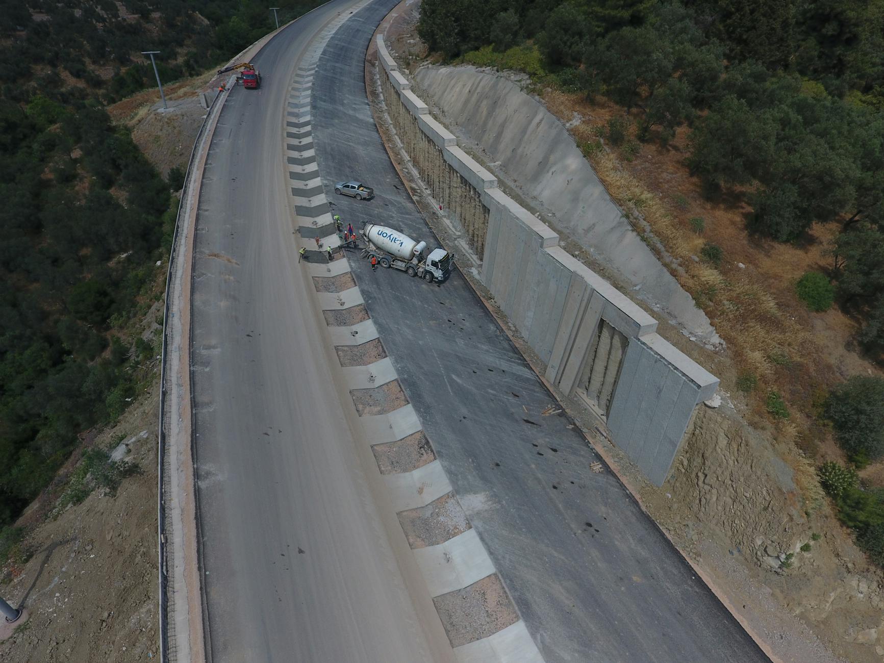 Budowa nowej trasy szybkiego ruchu z widocznym postępem prac
