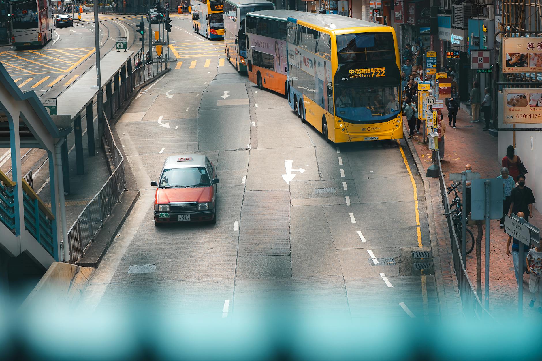 Węzeł Prymasa Tysiąclecia w Warszawie z licznymi pasami i zjazdami