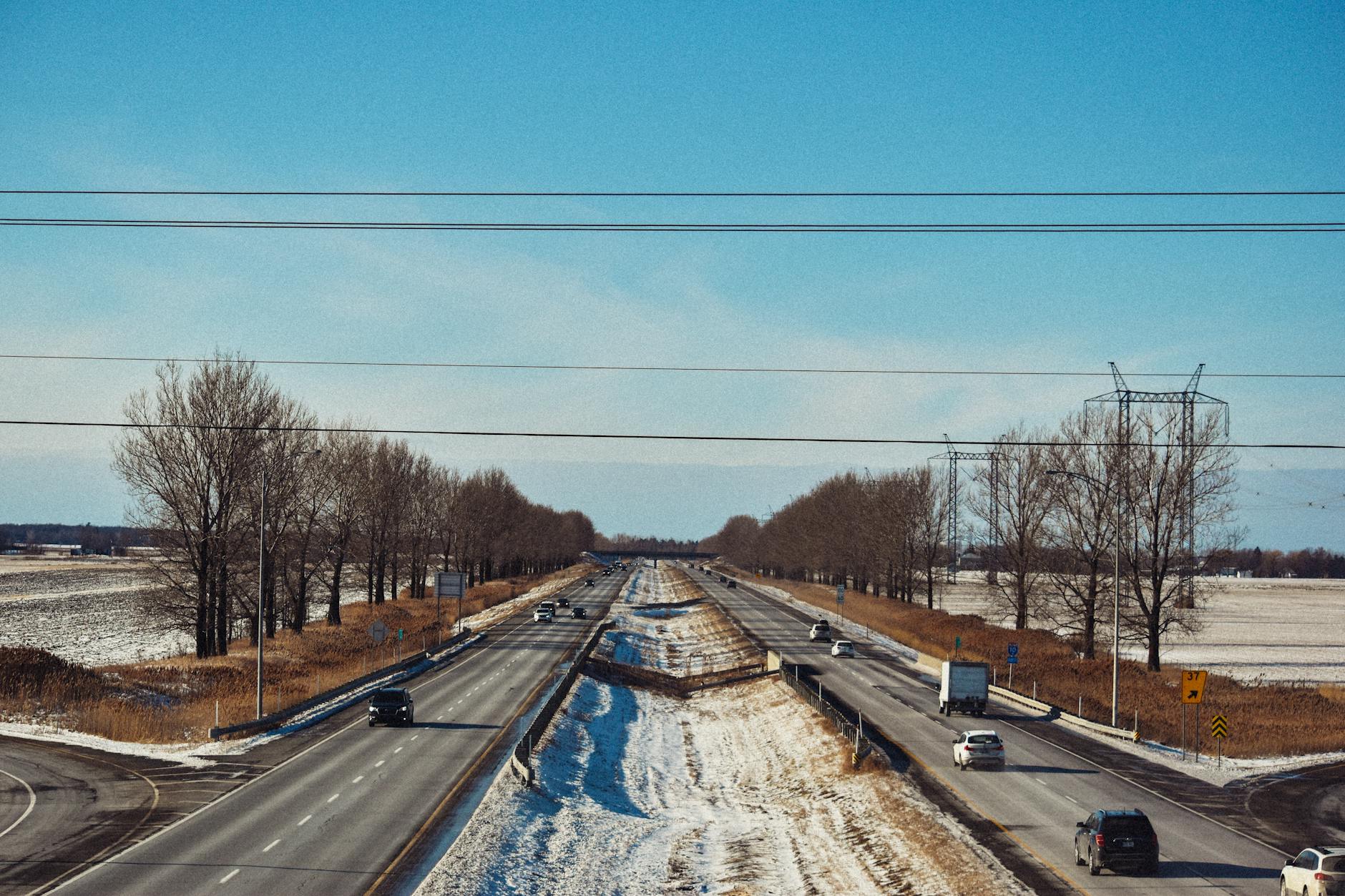 Zimowy krajobraz autostrady z samochodami i ciężarówkami