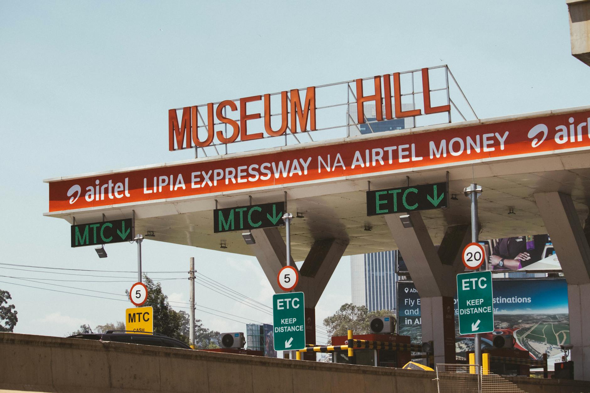 Plaza poboru opłat drogowych z tablicami i informacjami o płatnościach