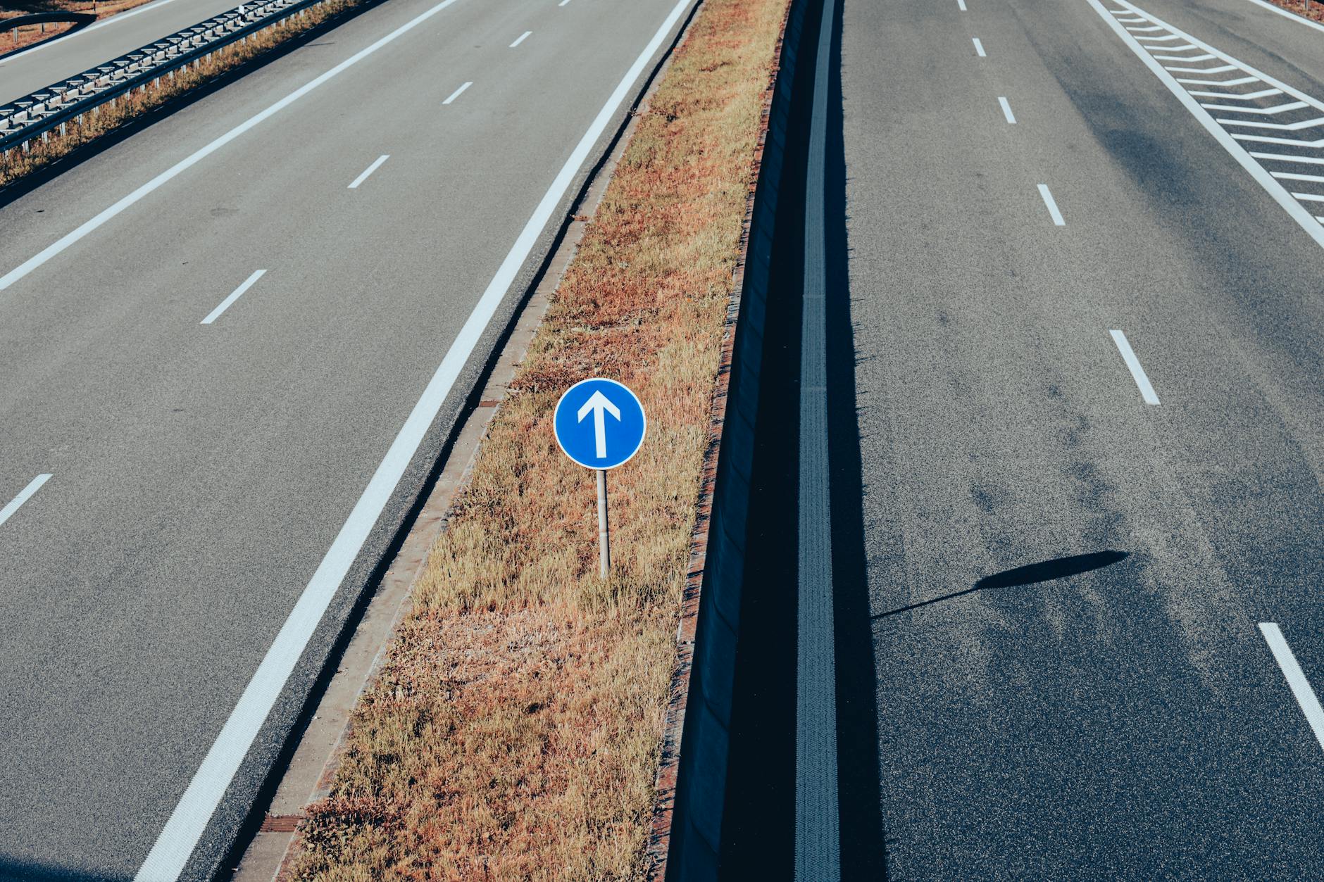 Pusty odcinek drogi ekspresowej S8 z widocznym znakiem kierunkowym