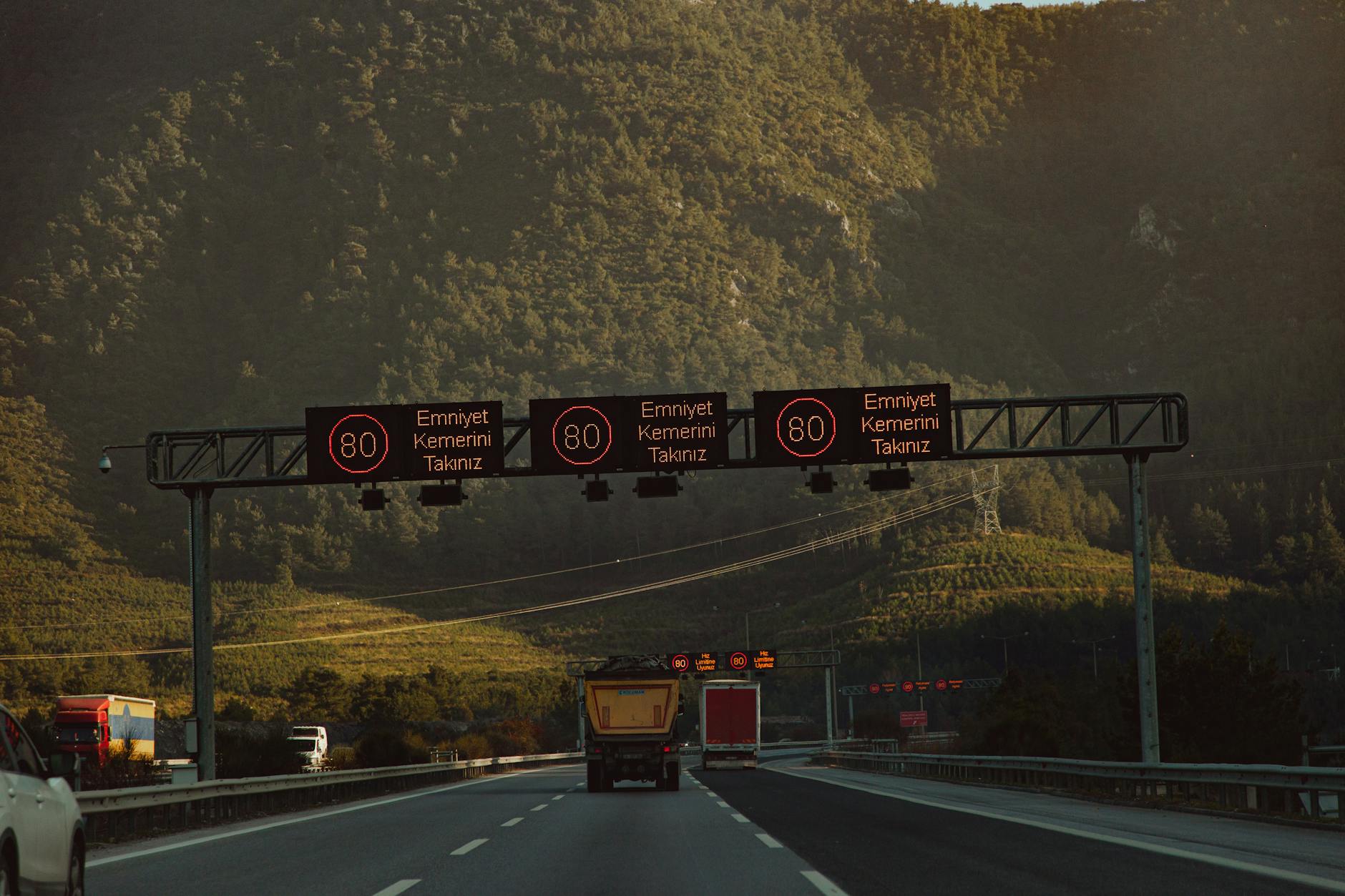 Autostrada z elektronicznymi znakami ograniczenia prędkości w górach
