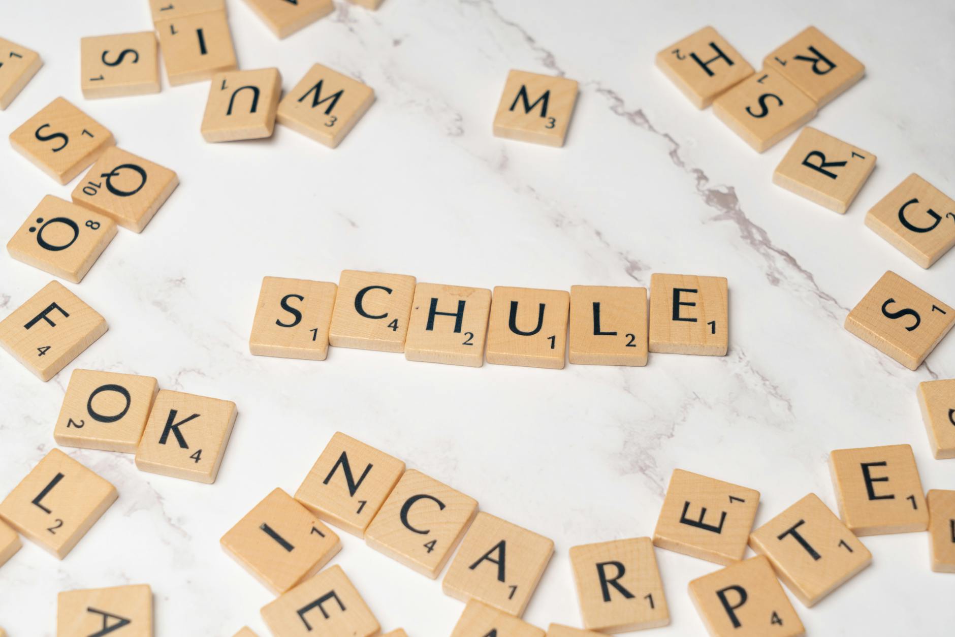 Kafelki Scrabble układające się w niemieckie słowo Schule