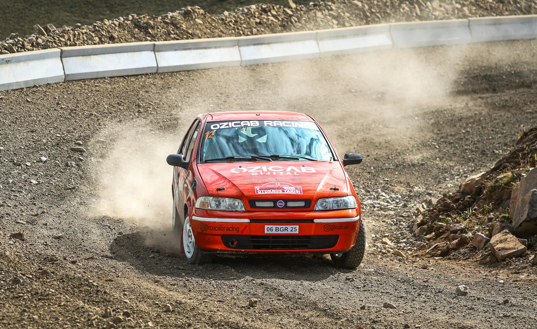 Fiat Palio pędzący po szutrowym odcinku specjalnym rajdu