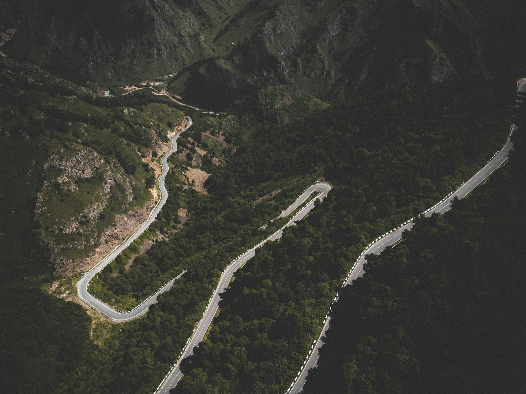 Kręta górska szosa wśród gęstych lasów na trasie z Wrocławia