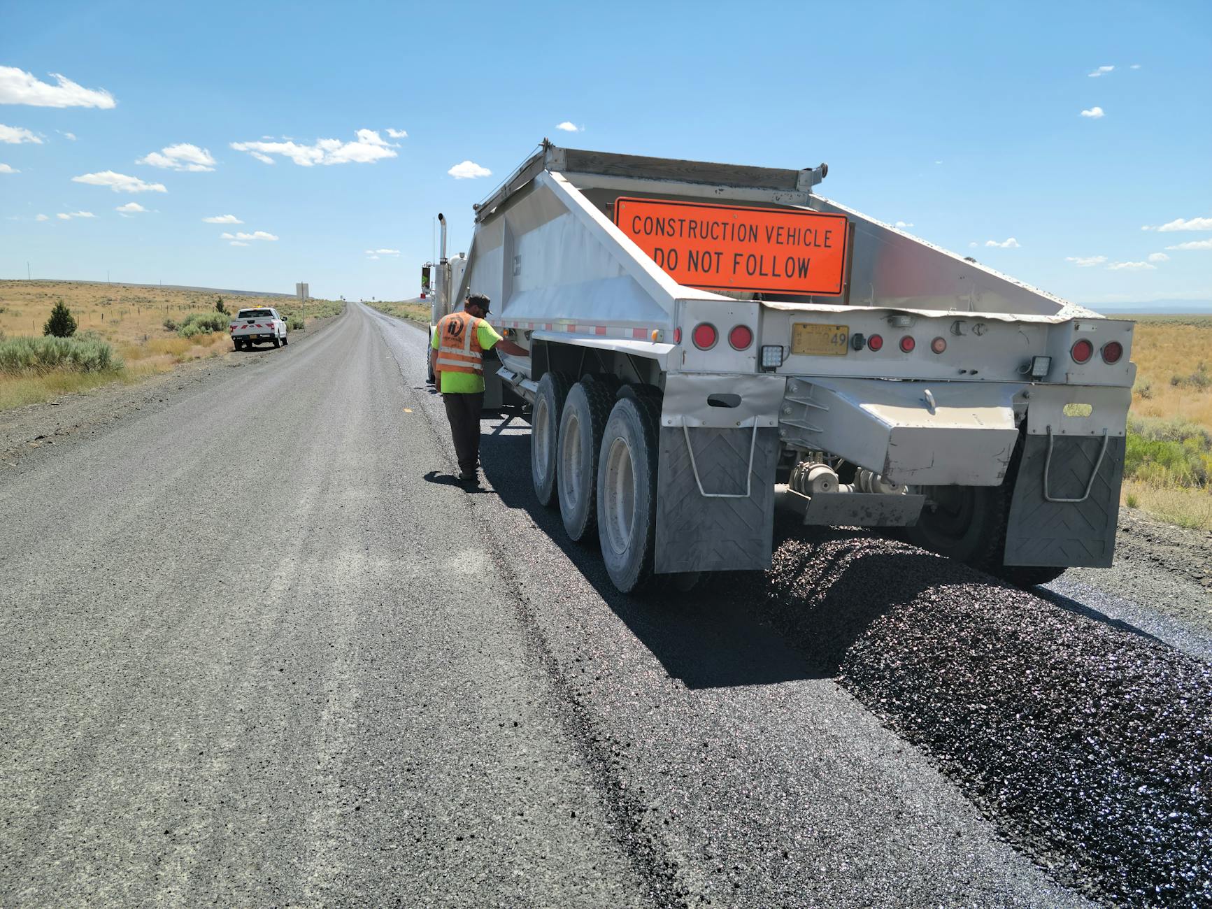 Maszyna budowlana remontuje nawierzchnię ekspresówki na odludziu