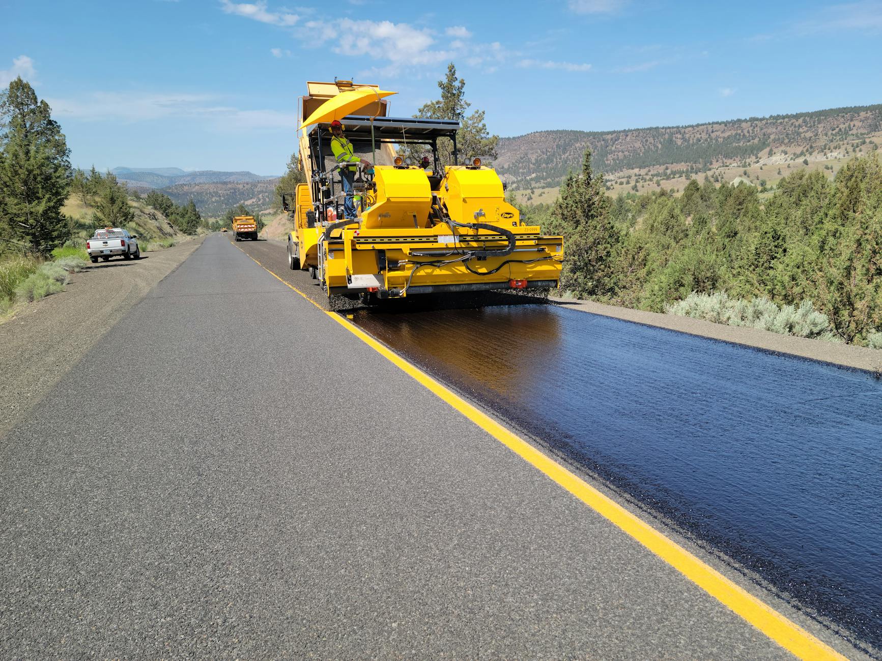 Maszyna układająca nową nawierzchnię na drodze ekspresowej na wsi