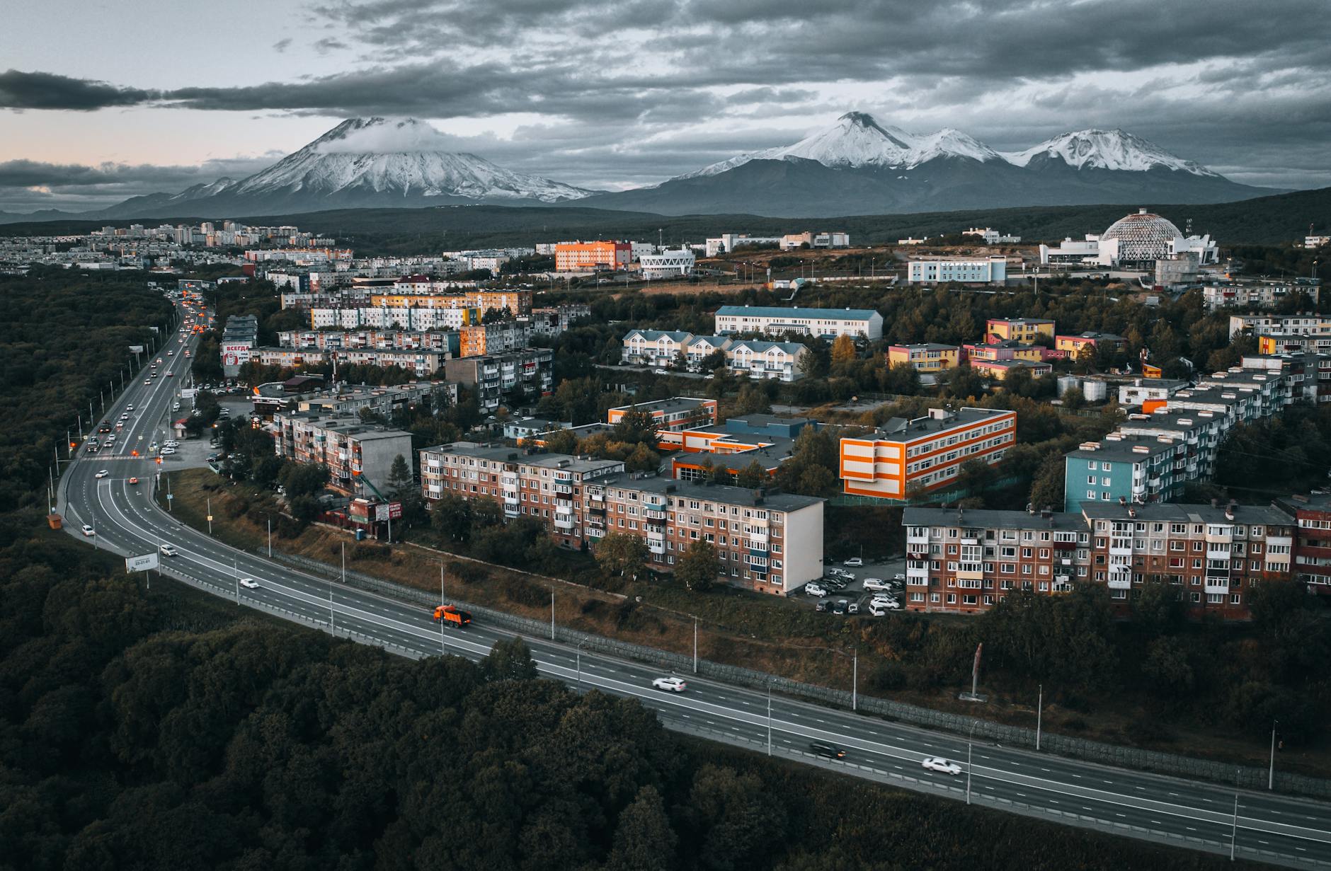 Panorama Wrocławia z lotu ptaka na tle ośnieżonych gór