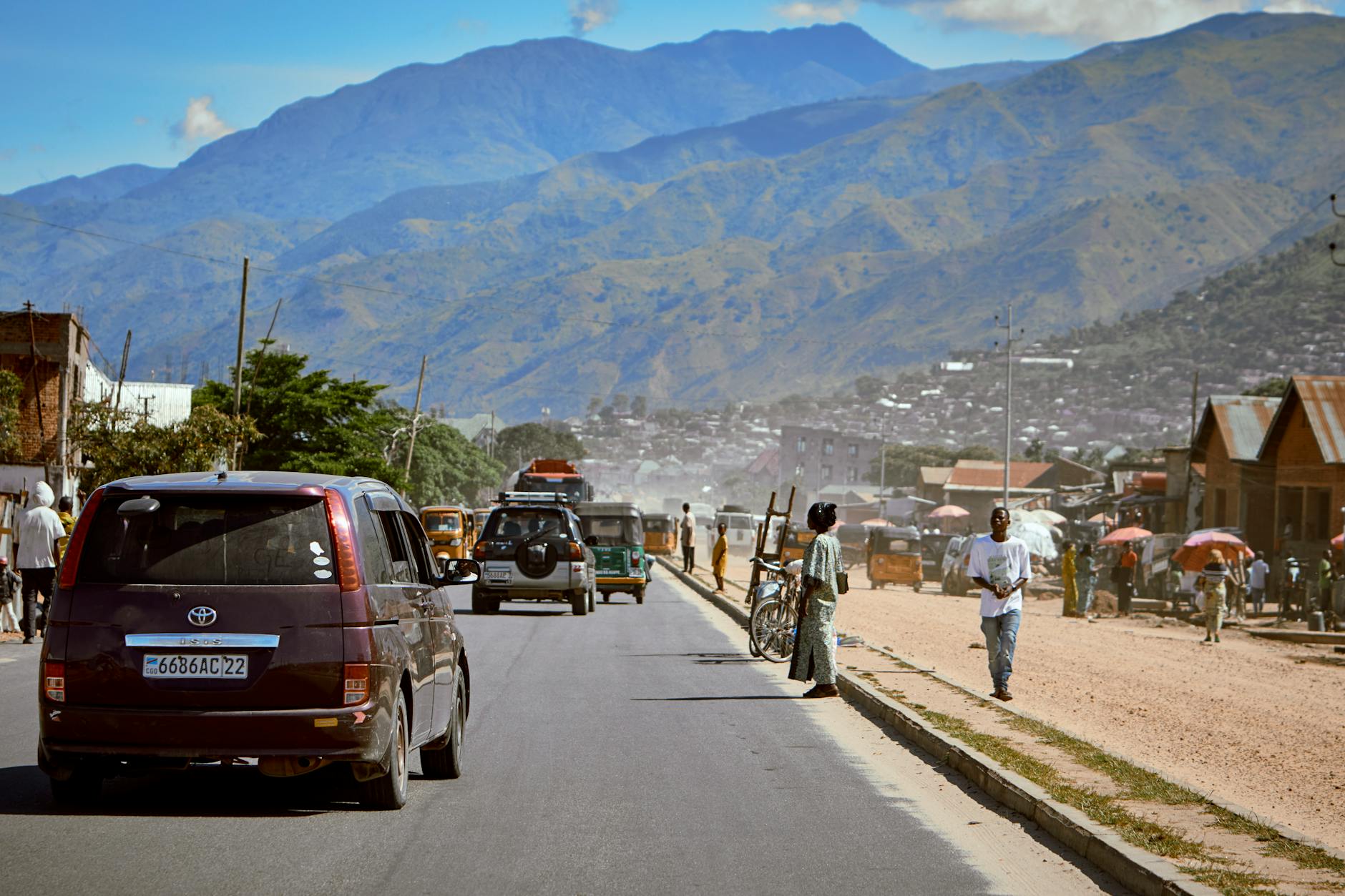 Ruchliwa ulica afrykańskiego miasteczka z górami w tle