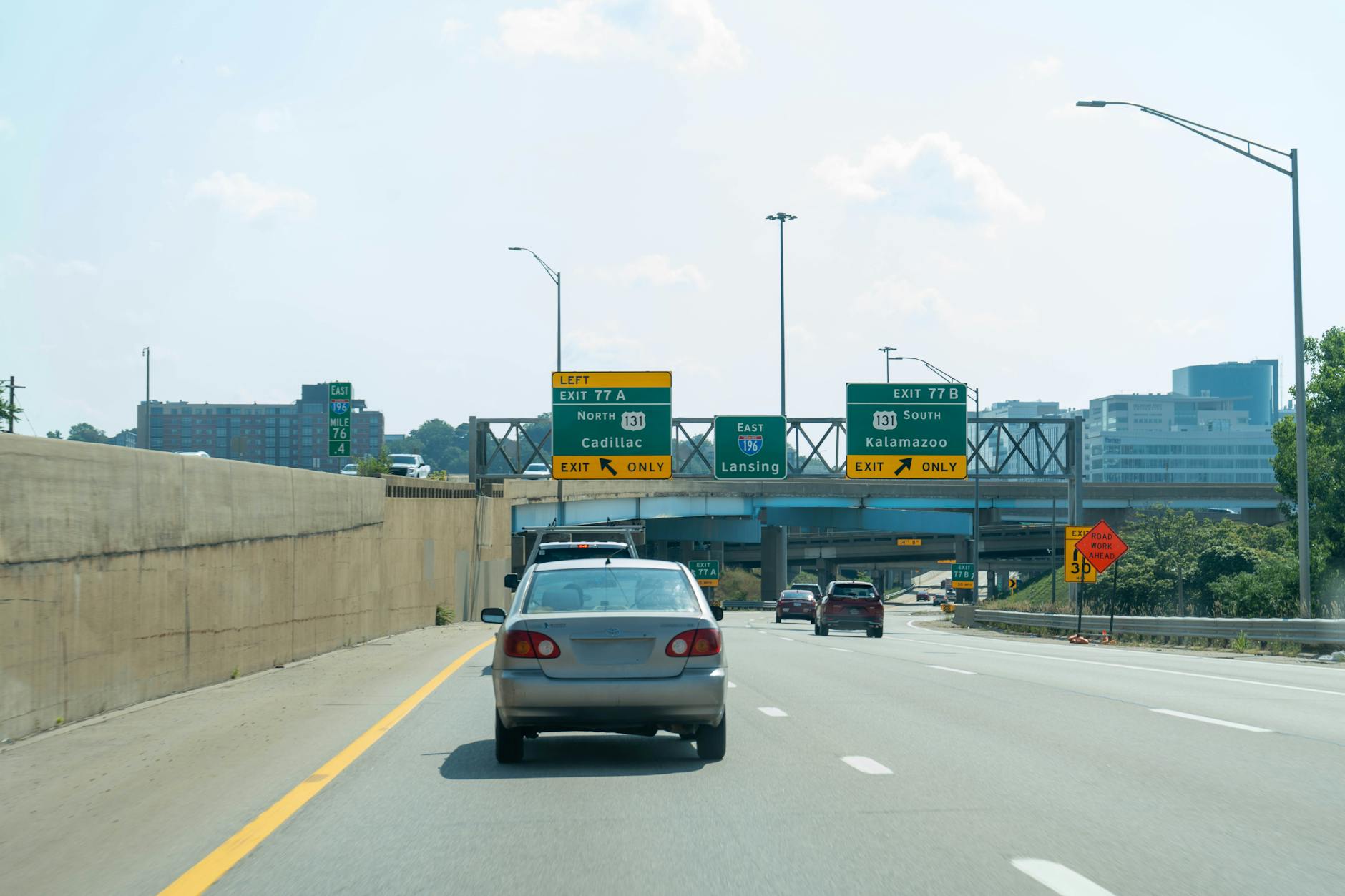 Samochody jadące pod wielopoziomowym wiaduktem drogowym