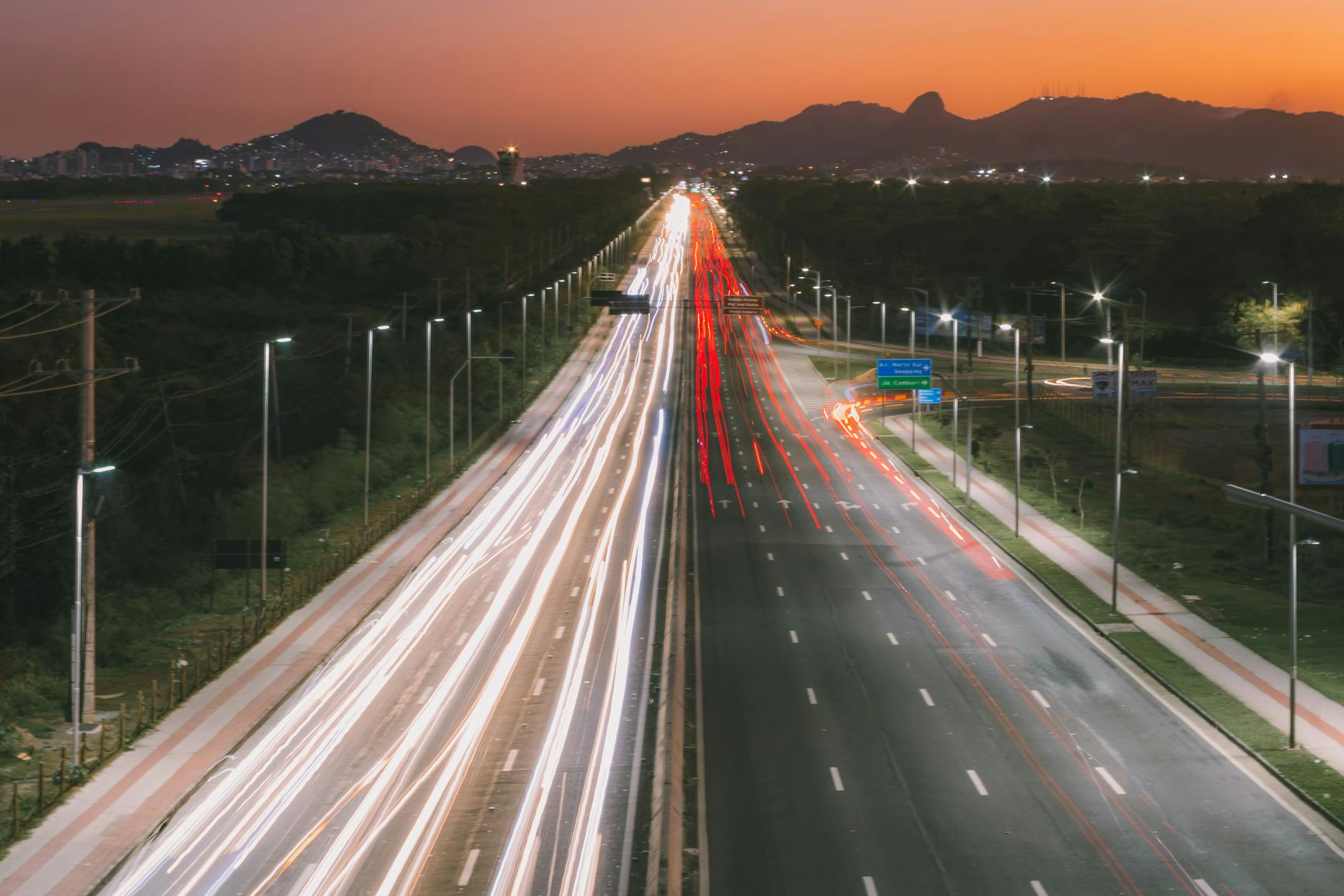 D1 w Czechach krok po kroku: najważniejsze węzły między Pragą a Brnem Autostrada w Czechach z lotu ptaka o zachodzie słońca