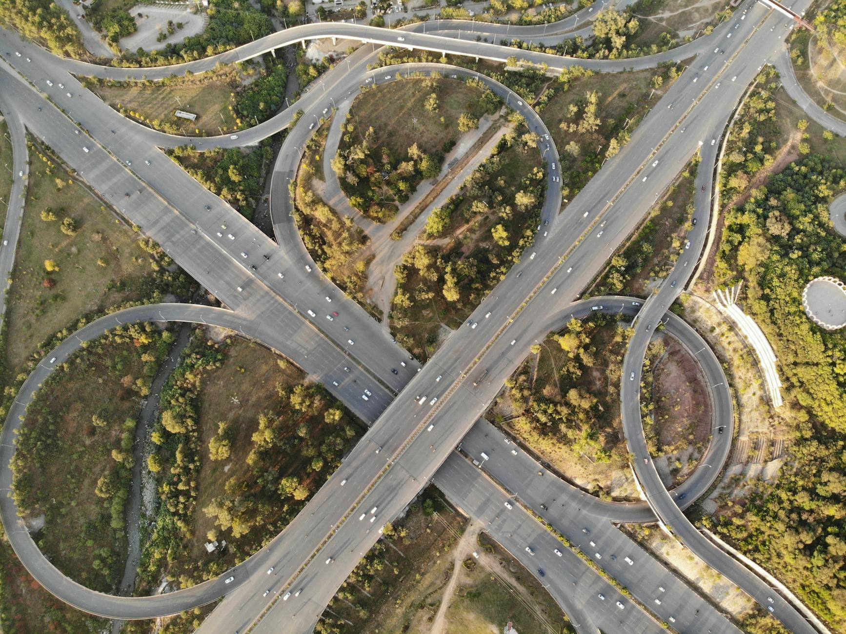 Lotniczy widok nowoczesnego węzła autostradowego otoczonego zielenią