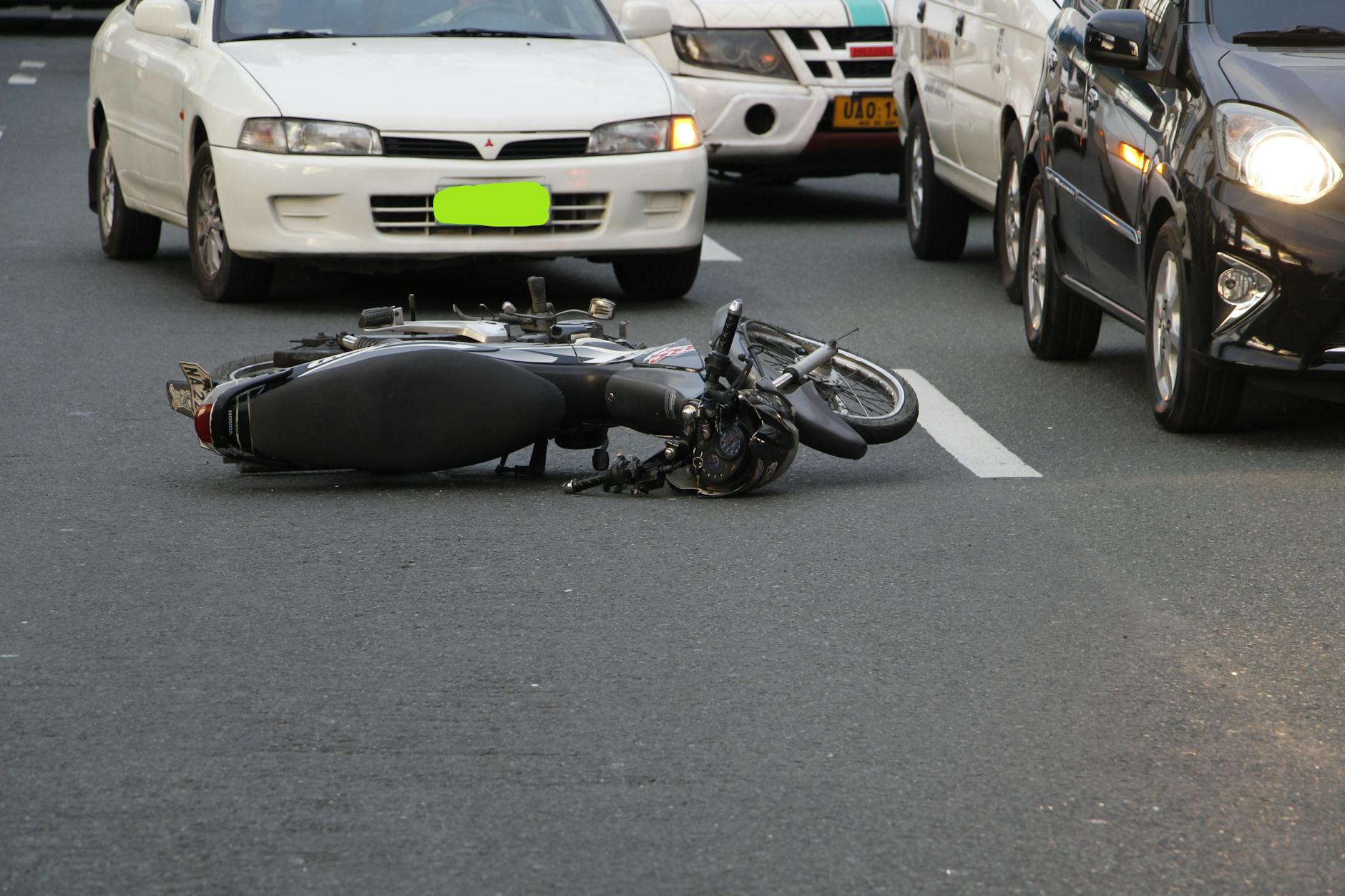 Szybka naprawa czy laweta po kolizji? Co jest bezpieczne na autostradzie Motocykl leżący na jezdni po kolizji w ruchu miejskim