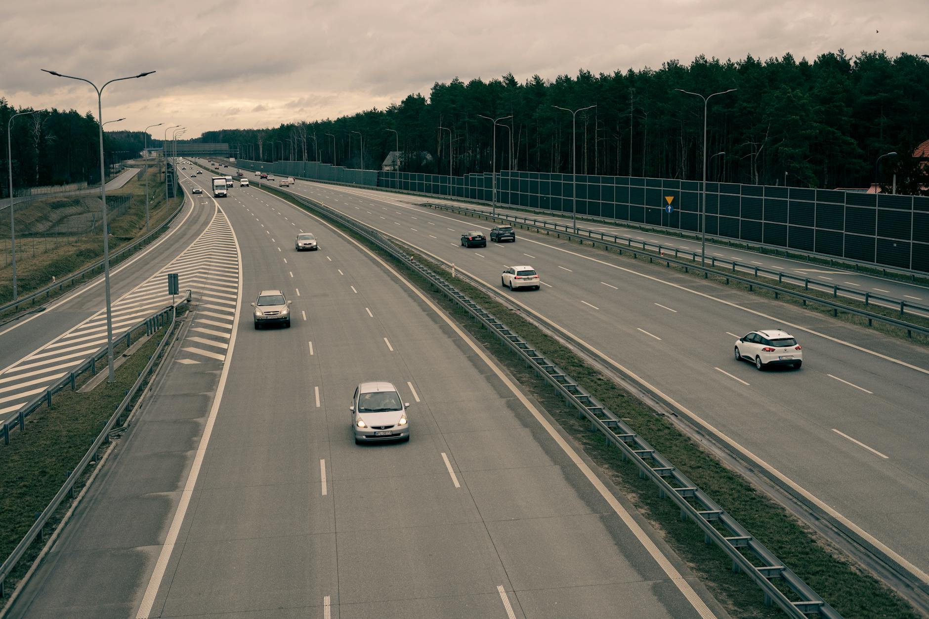 Ruch na wielopasmowej drodze S8 wśród lasów pod Warszawą