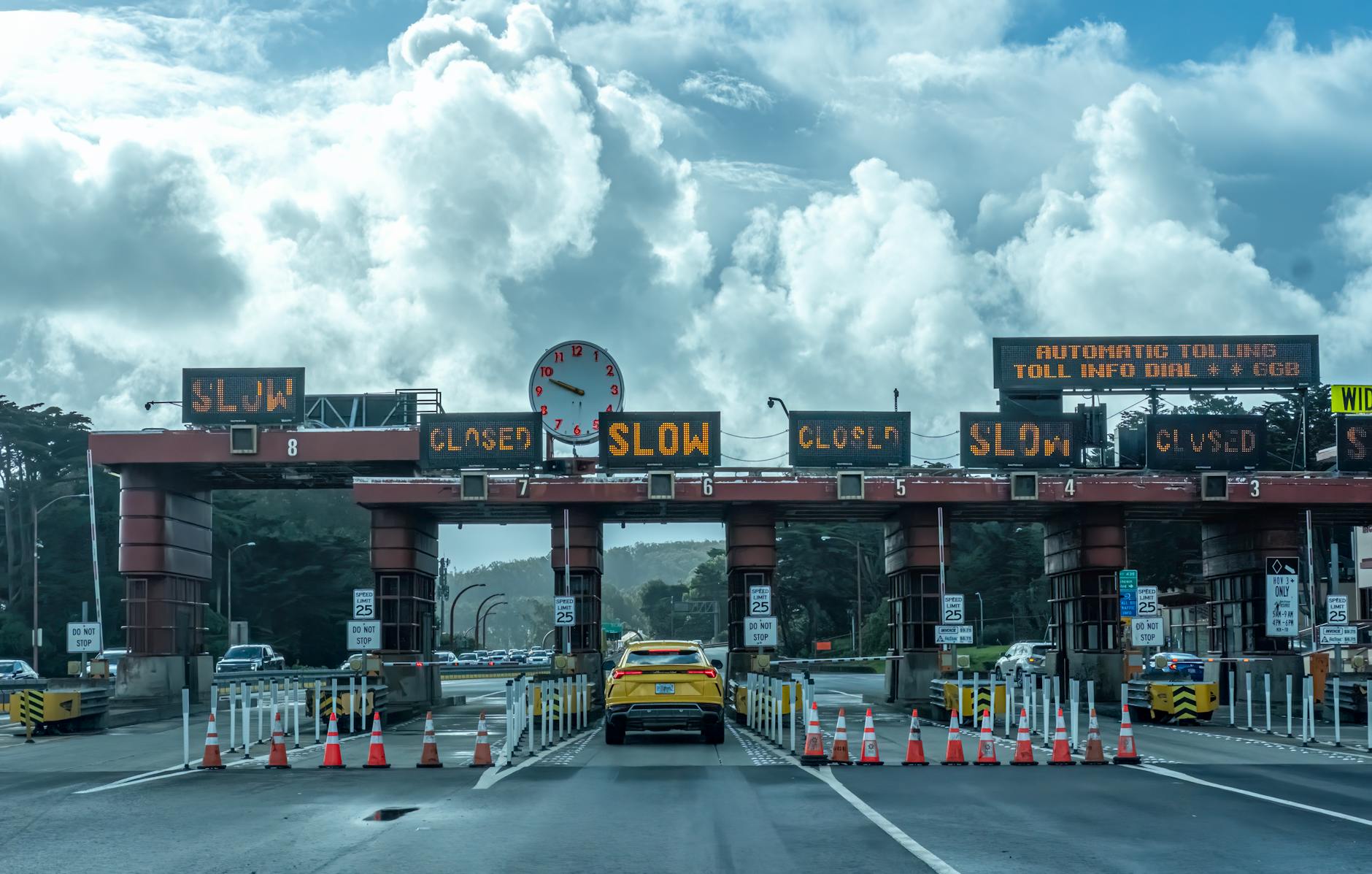 Winiety w Rumunii: rovinieta dla aut osobowych, busów i kamperów Samochody przed bramkami autostradowymi na moście Golden Gate