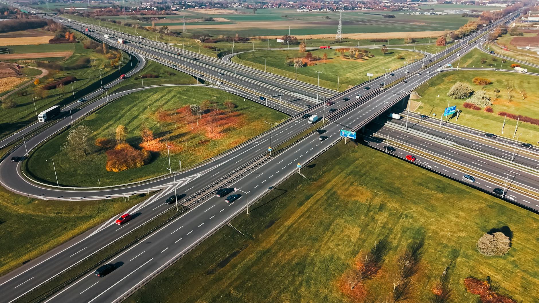 Węzeł autostradowy z dużym ruchem otoczony jesiennym lasem
