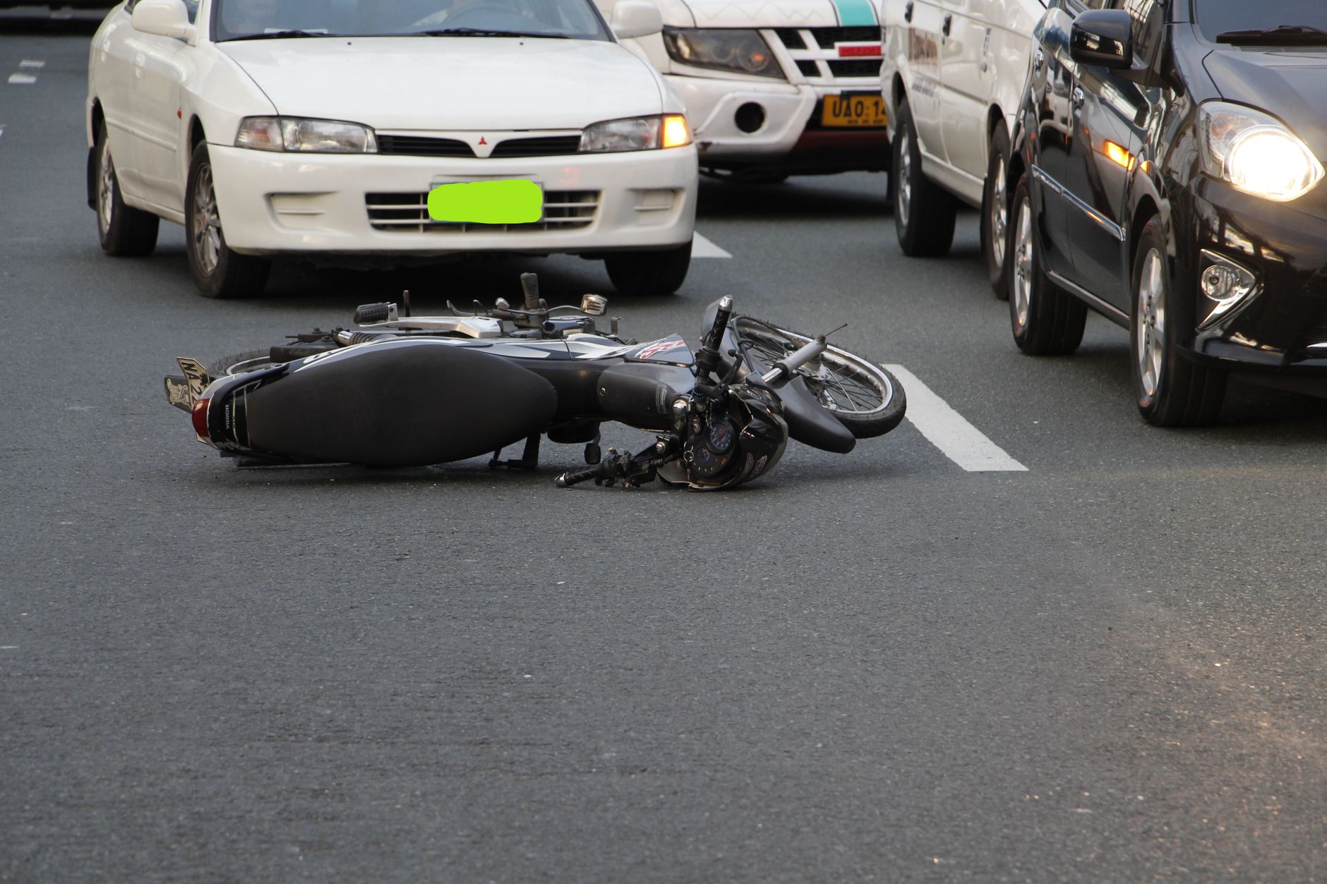 Wypadek na trasie w Niemczech lub Czechach: jak działa policja, ubezpieczenie i dokumenty Motocykl przewrócony na jezdni wśród samochodów po wypadku