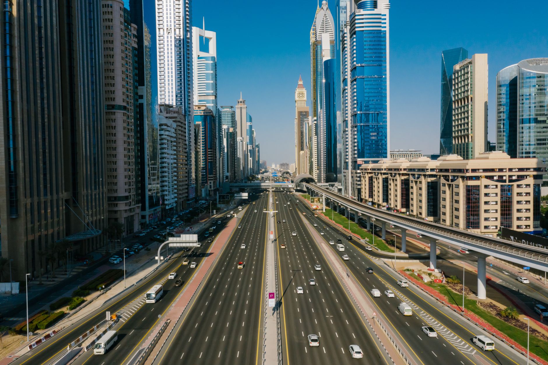 Panorama autostrady wśród wieżowców dużego miasta