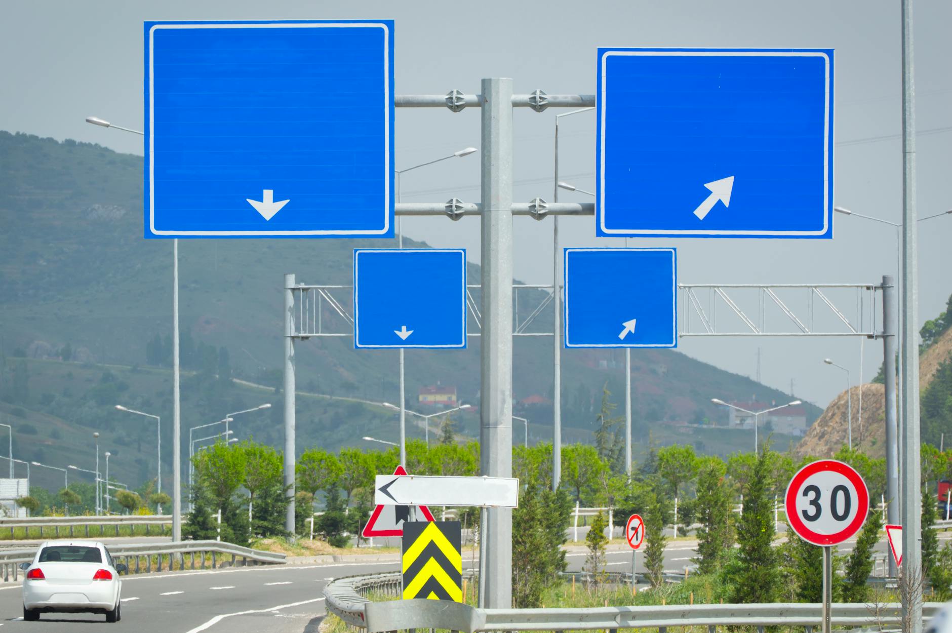 Puste niebieskie drogowskazy z strzałkami na węźle autostradowym