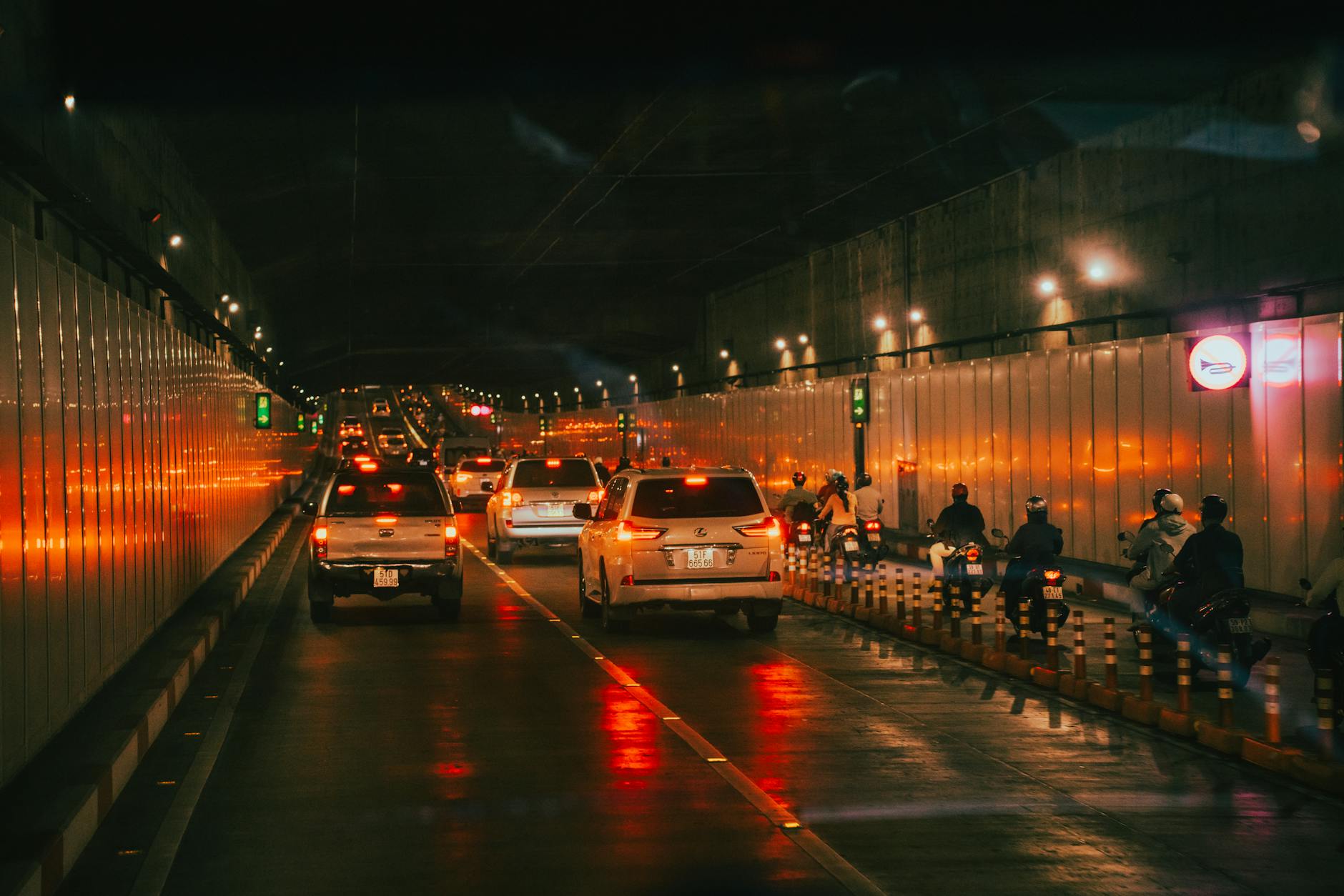 Autostrada A10 w Austrii: korki, tunele i objazdy w sezonie Samochody i skutery w oświetlonym tunelu miejskim nocą