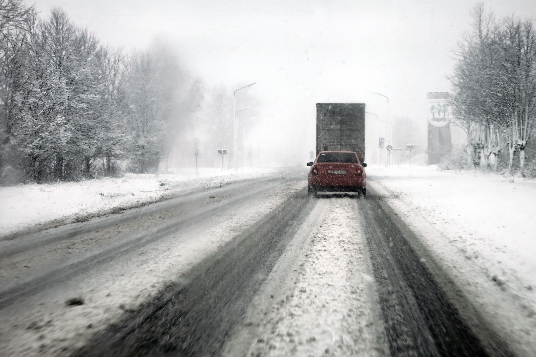Samochody jadą w zamieci śnieżnej na autostradzie