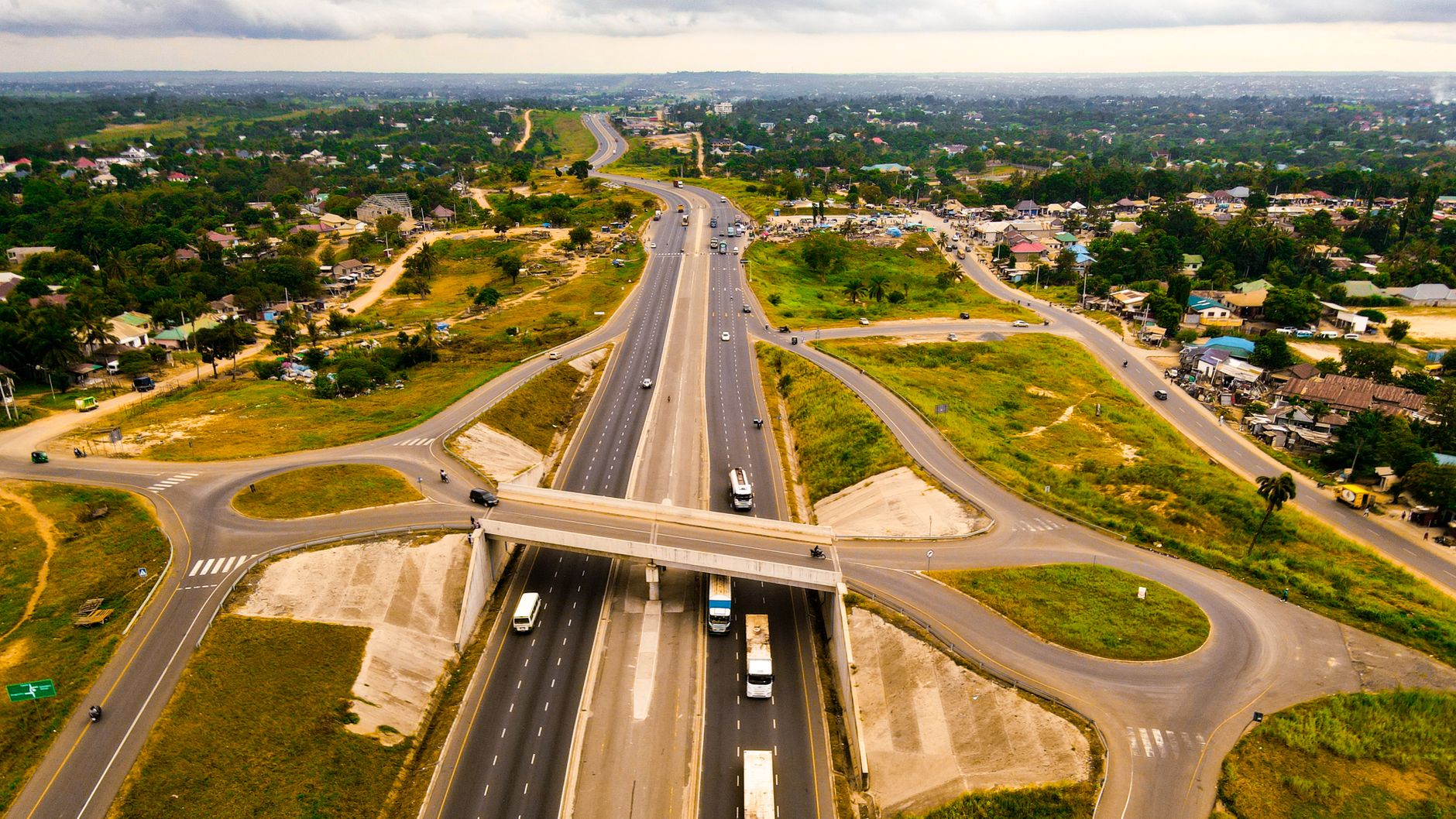 Widok z lotu ptaka na wielopoziomowy węzeł autostradowy