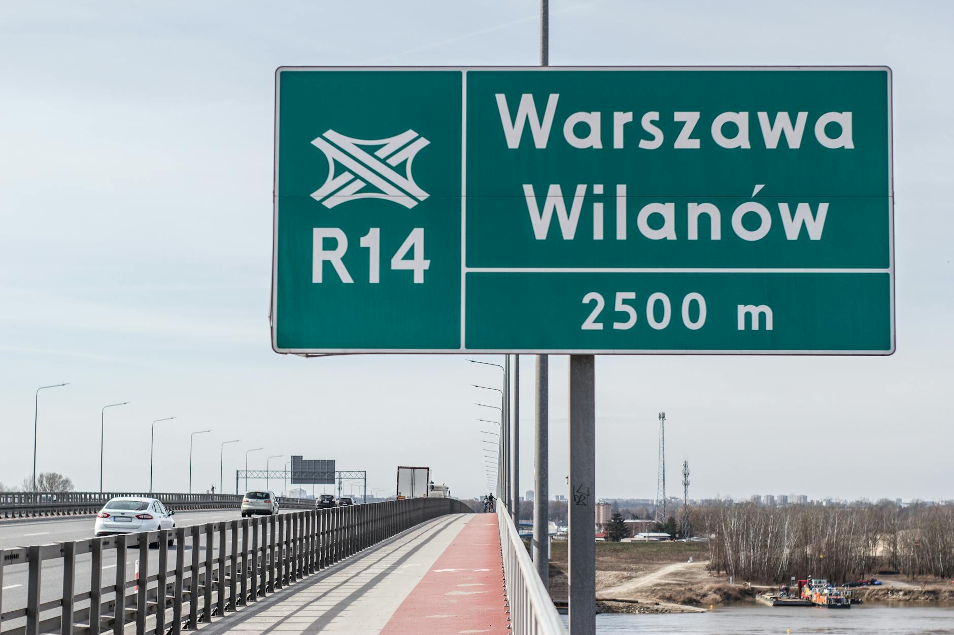 Droga S12 od Lublina do Piotrkowa: co już działa, a co w budowie Znak drogowy na moście w Warszawie kierujący na Wilanów