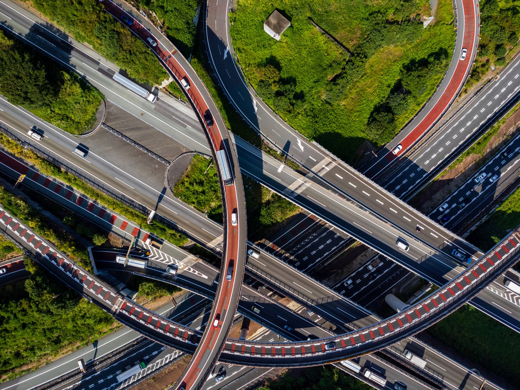 Lotnicze ujęcie węzła autostradowego i układu ruchu w Tokio