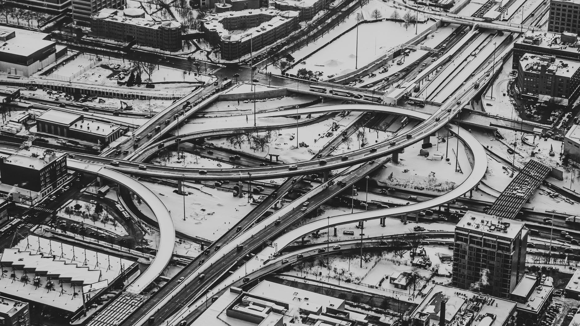 S51 Olsztyn–Olsztynek: jak w praktyce działa dojazd do S7? Zimowy węzeł autostradowy z lotu ptaka w czarno-białym ujęciu