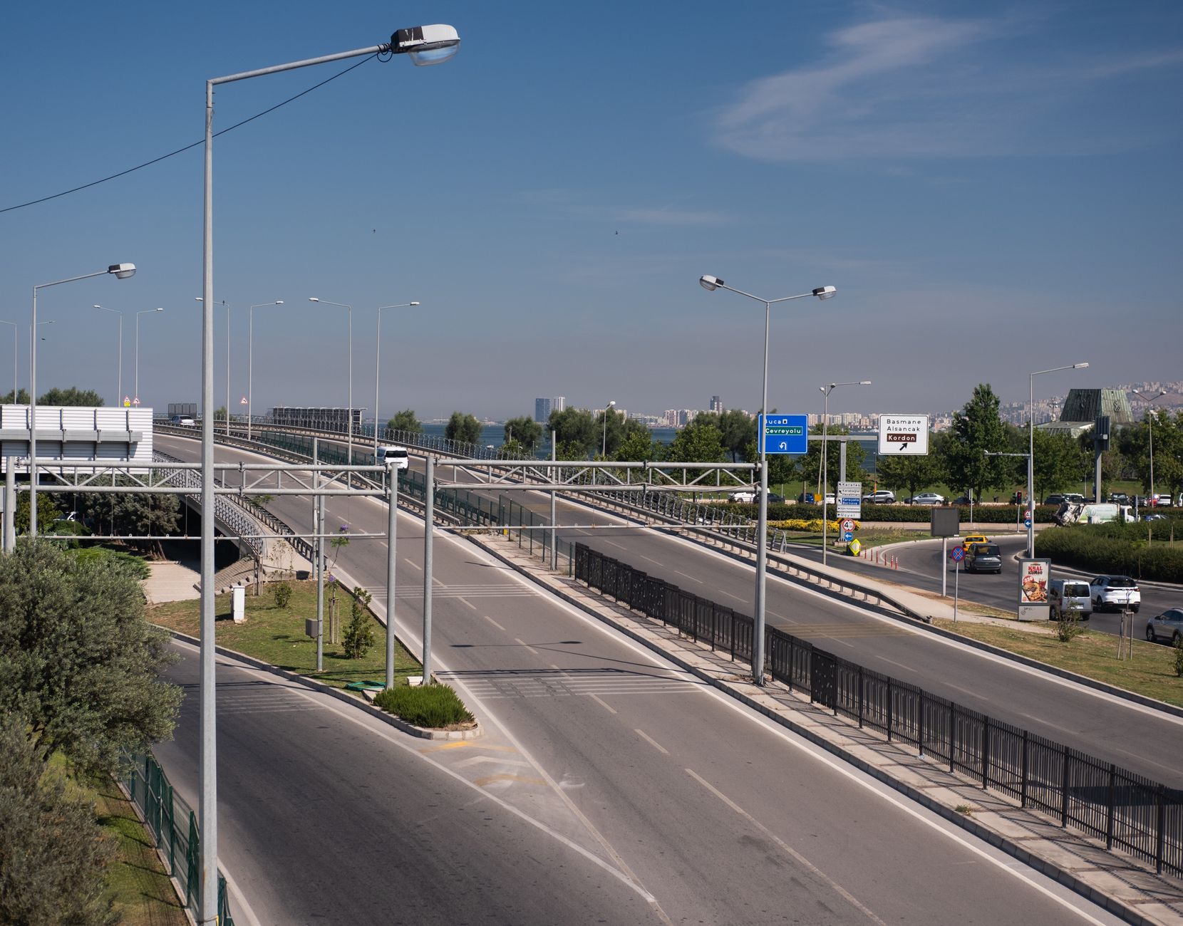 Pusta autostrada w Izmirze pod bezchmurnym niebem