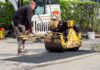 Świeży asfalt i emulsja bitumiczna na karoserii – czym bezpiecznie zmyć smołę z lakieru? Świeży asfalt i emulsja bitumiczna na karoserii – czym bezpiecznie zmyć smołę z lakieru?