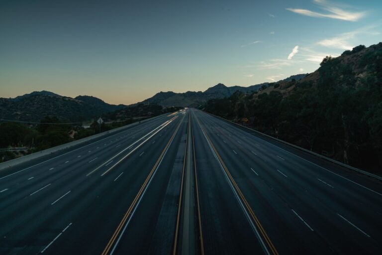 Pusta górska autostrada o zmierzchu widziana z lotu ptaka